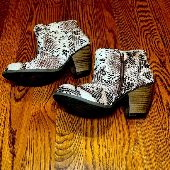 QUPID faux snake skin booties women’s size 6 - Picture 5 of 6